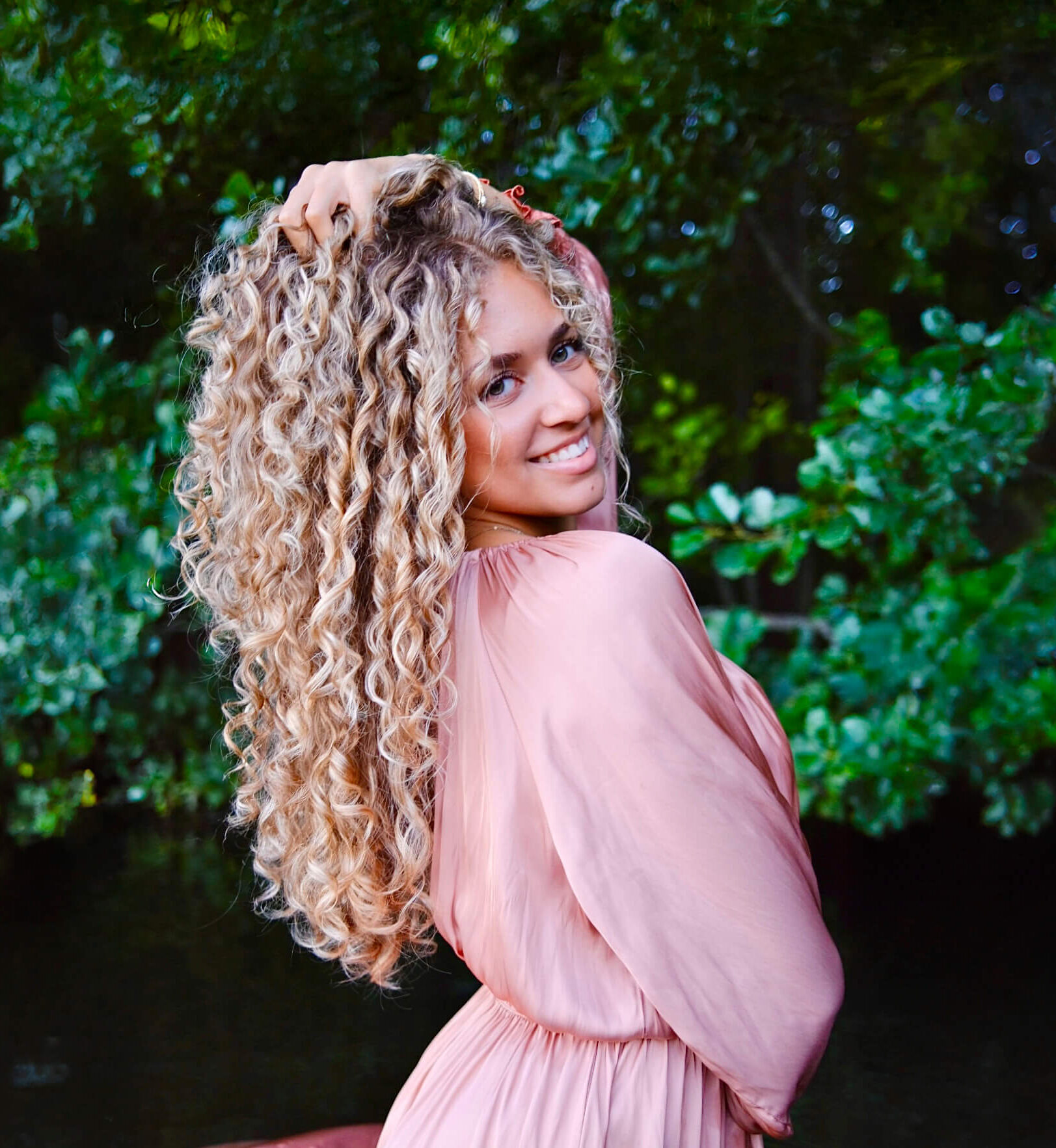 Luonnonkiharan hiuksen hoito