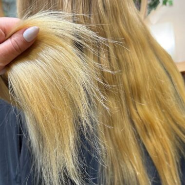 Kuva katkeilevista ja takuttavista hiuksen latvoista