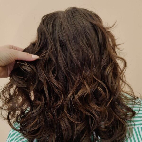 Kiharakoodi-Liukkaat ja lasimaiset hiukset Kiharakoodi-Liukkaat ja lasimaiset hiukset