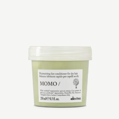 Aprikoosiuutetta sisältävä MOMO hoitoaine palauttaa hiusten kosteustasapainon ja lisää kiiltoa.