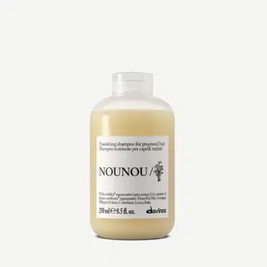 NOUNOU SHAMPOO palauttaa hiusten pehmeyden, sileyden ja helpottaa käsiteltävyyttä tyvestä latvaan.
