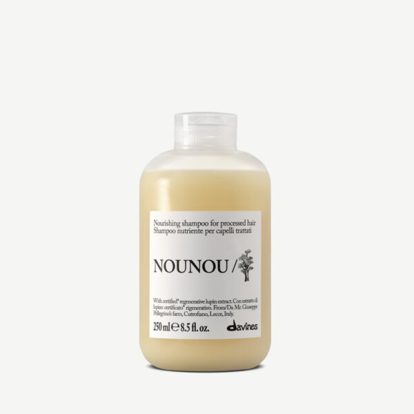 NOUNOU SHAMPOO palauttaa hiusten pehmeyden, sileyden ja helpottaa käsiteltävyyttä tyvestä latvaan.
