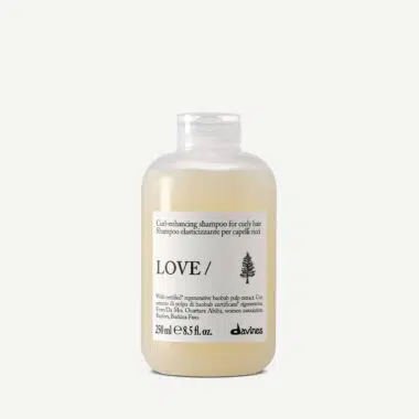 Davines Love Curl Shampoo on kiharia korostava kosteuttava shampoo, joka puhdistaa hellävaraisesti ja kosteuttaa lainekkaita tai kiharia hiuksia.