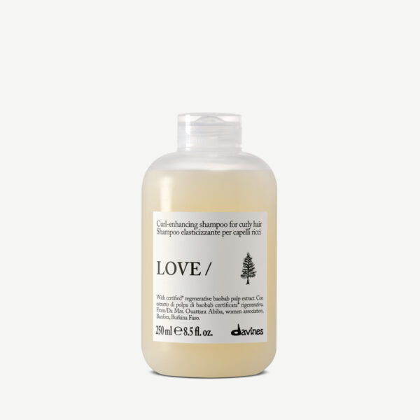 Davines Love Curl Shampoo on kiharia korostava kosteuttava shampoo, joka puhdistaa hellävaraisesti ja kosteuttaa lainekkaita tai kiharia hiuksia.