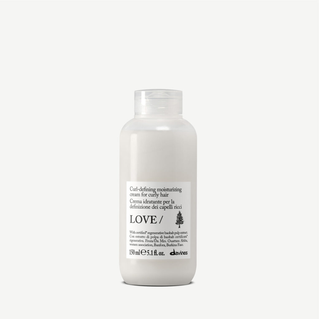 Kosteuttava LOVE CURL CREAM hoitovoide on erityisesti kehitetty korostamaan luonnollisia kiharia ja laineita tarjoten hiuksille tehokasta syväkosteutusta