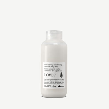 Kosteuttava LOVE CURL CREAM hoitovoide on erityisesti kehitetty korostamaan luonnollisia kiharia ja laineita tarjoten hiuksille tehokasta syväkosteutusta